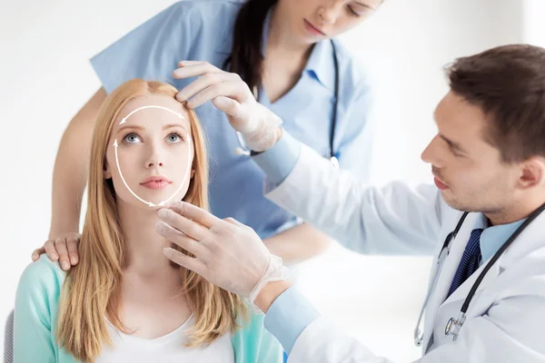 Männlicher plastischer Chirurg mit Patient — Stockfoto