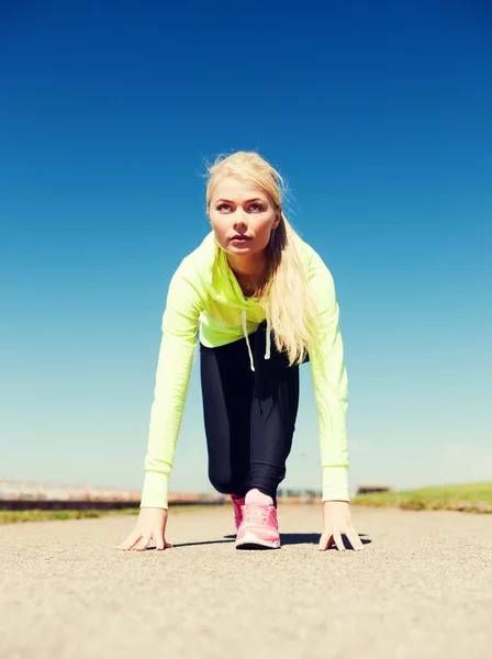 Femme faisant courir à l'extérieur — Photo