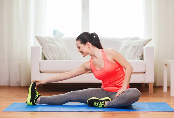 Lachende tienermeisje streching op verdieping thuis — Stockfoto