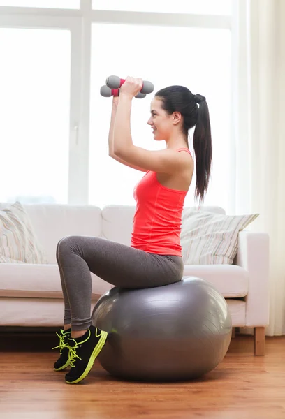 Egzersiz Fitness topu ile gülümseyen kız — Stok fotoğraf