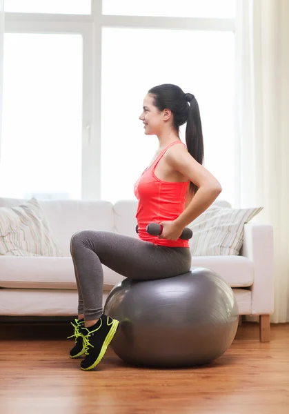 Menina sorrindo exercício com bola de fitness — Fotografia de Stock