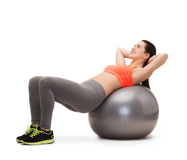 Adolescente fazendo exercício na bola de fitness — Fotografia de Stock