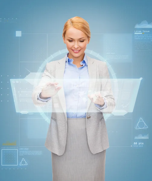 Lächelnde Geschäftsfrau arbeitet mit virtuellem Bildschirm — Stockfoto