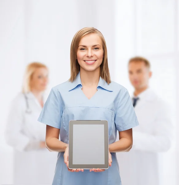 Médico o enfermera sonriente con tableta pc —  Fotos de Stock