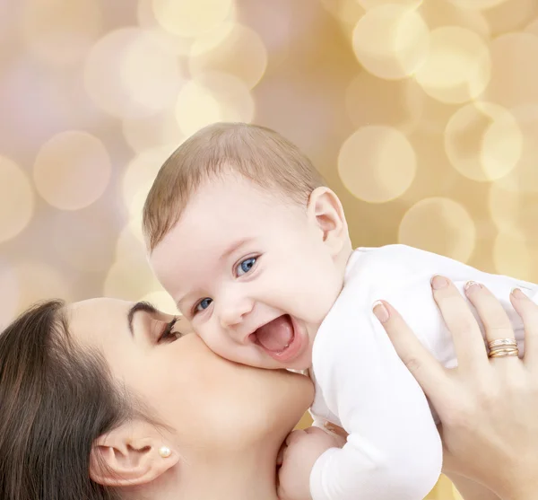 Smějící se dítě s matkou — Stock fotografie