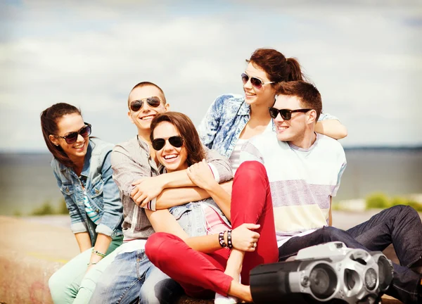 Gruppe von Teenagern hängt herum — Stockfoto