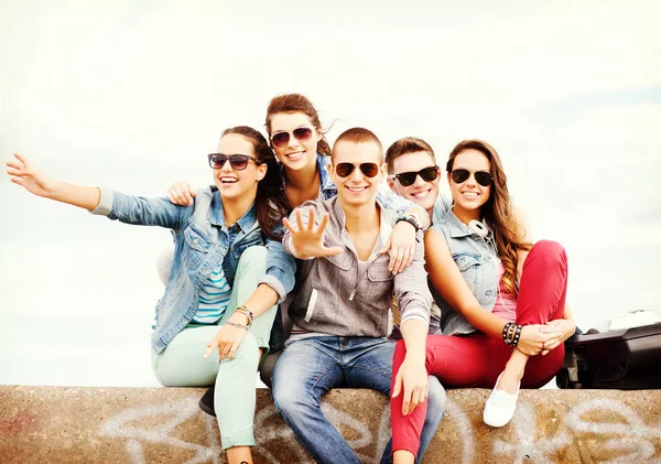 Gruppe von Teenagern hängt herum — Stockfoto