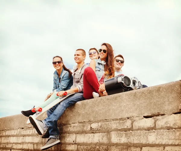 Gruppo di adolescenti appesi fuori — Foto Stock