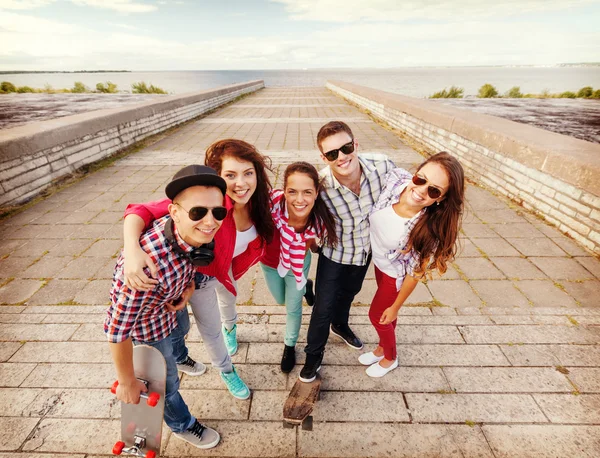 Ler tonåringar med skridskor utanför — Stockfoto