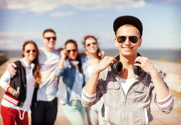 Ragazzo adolescente con occhiali da sole e amici fuori — Foto Stock