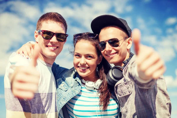 Smiling teenagers showing thumbs up — Stock Photo, Image
