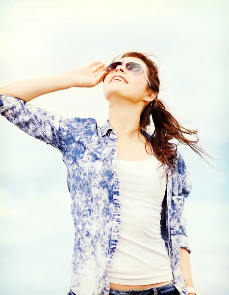 Teenage girl in shades outside — Stock Photo, Image