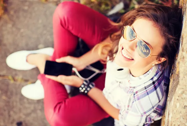 Ragazza con le cuffie ascoltare musica — Foto Stock