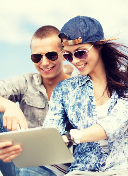 Teenagers looking at tablet pc — Stock Photo, Image