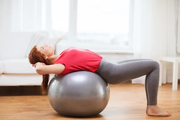 Egzersiz Fitness topu ile gülümseyen Kızıl saçlı kız — Stok fotoğraf