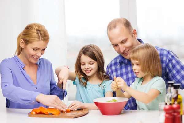 Famiglia felice con due bambini che preparano la cena a casa — Foto Stock