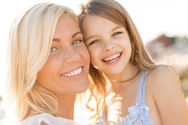 Felice madre e bambina all'aperto — Foto Stock