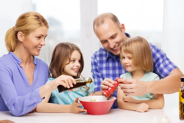 Família feliz com dois filhos fazendo o jantar em casa — Fotografia de Stock