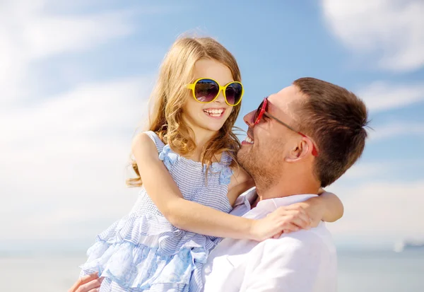 Счастливый отец и девочка веселятся на открытом воздухе — стоковое фото