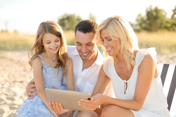 Uśmiechnięta rodzina na plaży z komputera typu tablet pc — Zdjęcie stockowe