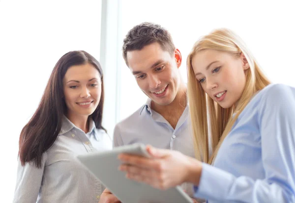 Geschäftsteam arbeitet im Büro mit Tablet-PC — Stockfoto