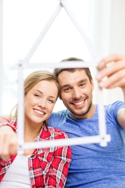 測定テープからの家が付いているカップルの笑みを浮かべてください。 — ストック写真