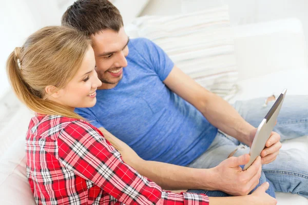 Uśmiechający się szczęśliwa para z komputera typu tablet w domu — Zdjęcie stockowe