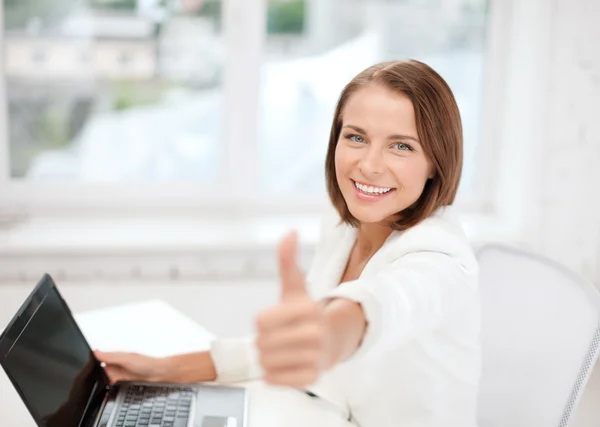 Empresária com laptop no escritório — Fotografia de Stock