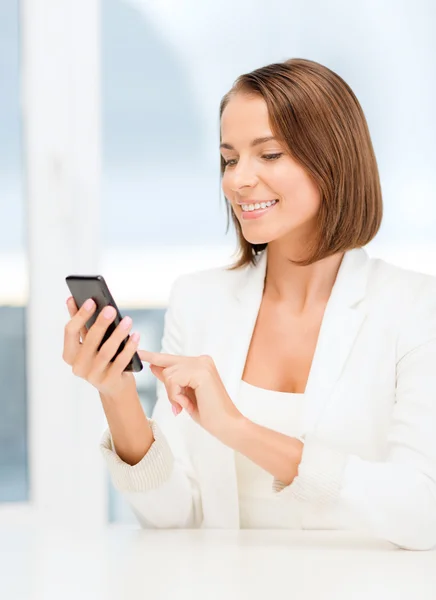 Mulher de negócios sorrindo navegando no smartphone — Fotografia de Stock