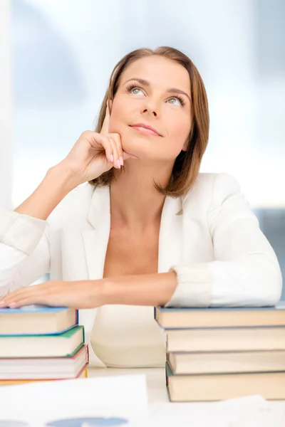 Soñando joven empresaria con muchos libros — Foto de Stock