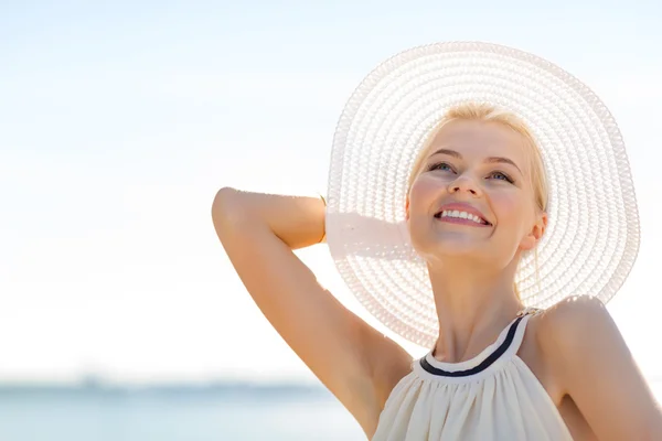 Bela mulher desfrutando de verão ao ar livre — Fotografia de Stock