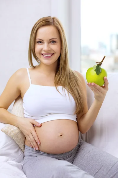 Donna incinta felice con mela verde fresca — Foto Stock