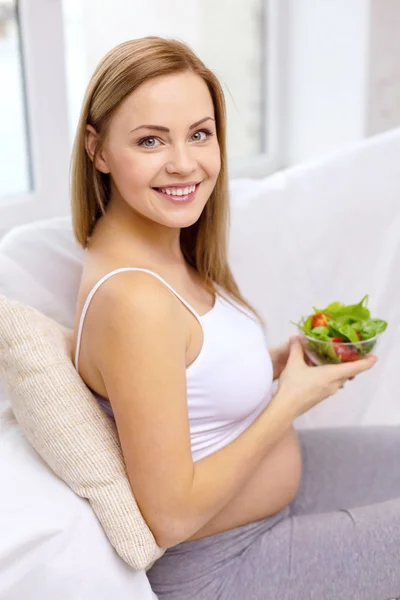 Gelukkig zwangere vrouw met kom salade — Stockfoto