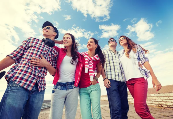 Lächelnde Teenager mit Sonnenbrille hängen draußen — Stockfoto