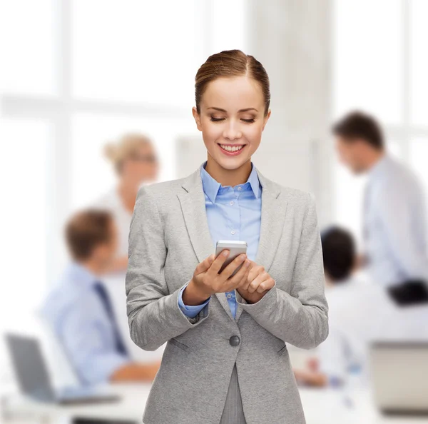 Jeune femme d'affaires souriante avec smartphone — Photo