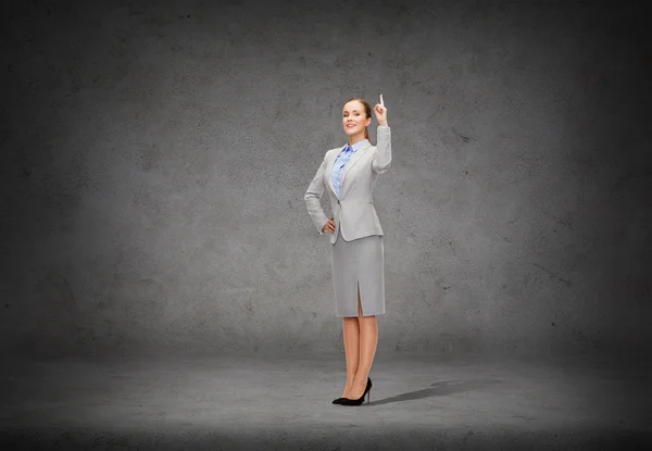 Mujer de negocios sonriente con el dedo en alto —  Fotos de Stock