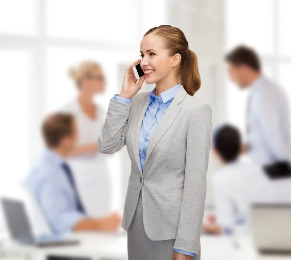 Jeune femme d'affaires souriante avec smartphone — Photo