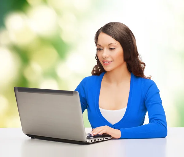 Femme souriante en vêtements bleus avec ordinateur portable — Photo