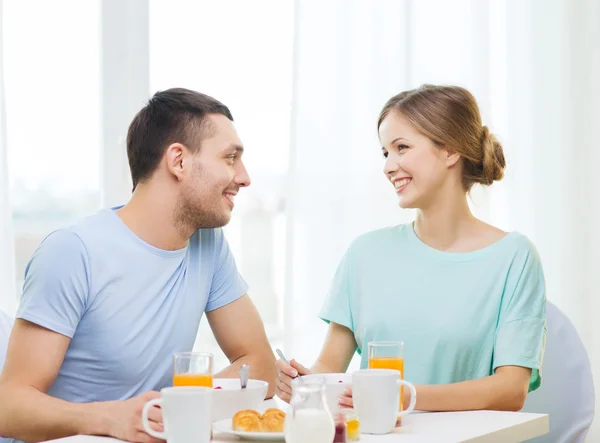 自宅で朝食を持っている笑顔のカップル — ストック写真