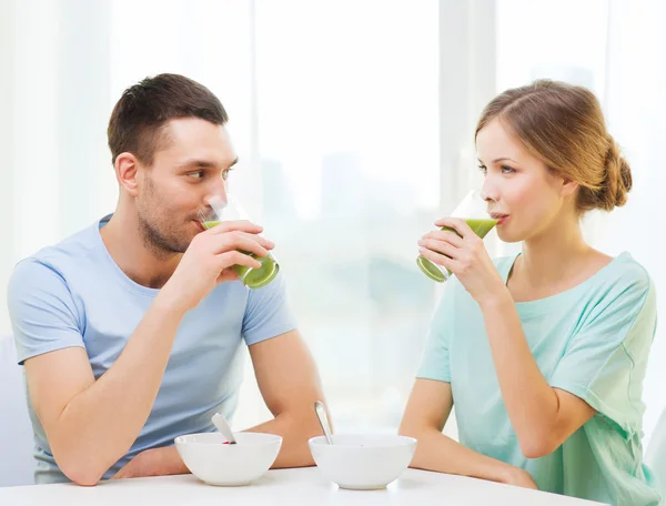 Leende par äter frukost hemma — Stockfoto