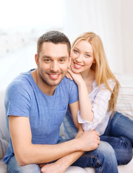Lächeln glückliches Paar zu Hause — Stockfoto