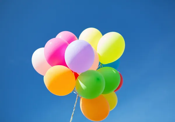 Mnóstwo kolorowych balonów w niebo — Zdjęcie stockowe