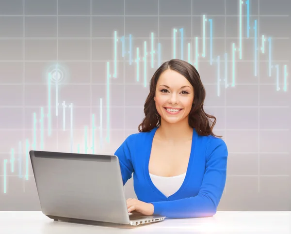 Mujer sonriente en ropa azul con computadora portátil —  Fotos de Stock