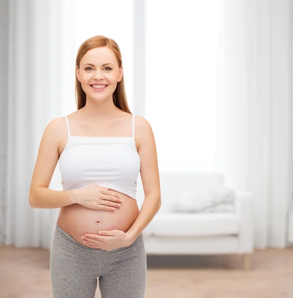 Futuro feliz mãe tocando sua barriga — Fotografia de Stock