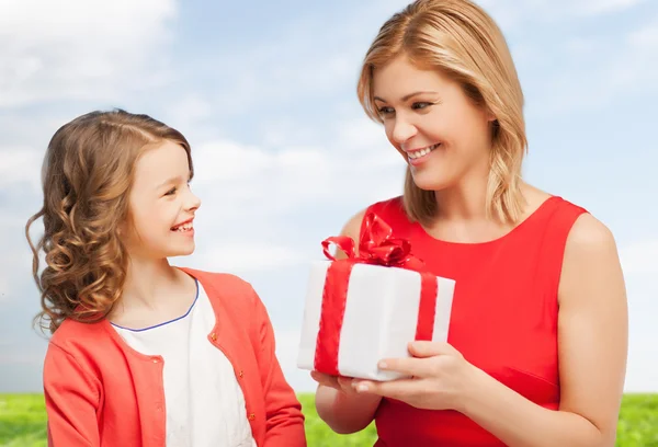 Sonriente madre e hija con caja de regalo — Foto de Stock