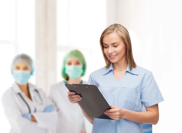 Médica ou enfermeira sorridente com área de transferência — Fotografia de Stock