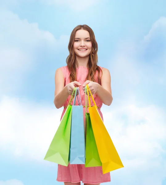 Mulher sorridente em vestido com muitos sacos de compras — Fotografia de Stock