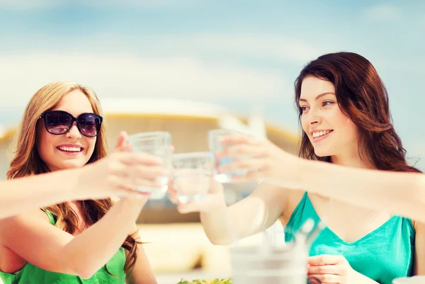 Meisjes maken een toast in café op het strand — Stockfoto