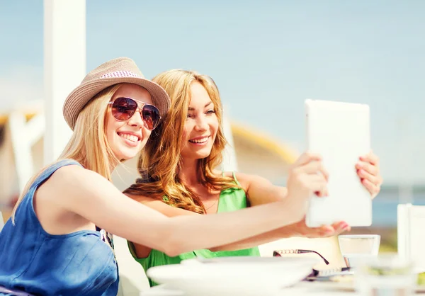 Les filles prennent des photos dans un café sur la plage — Photo