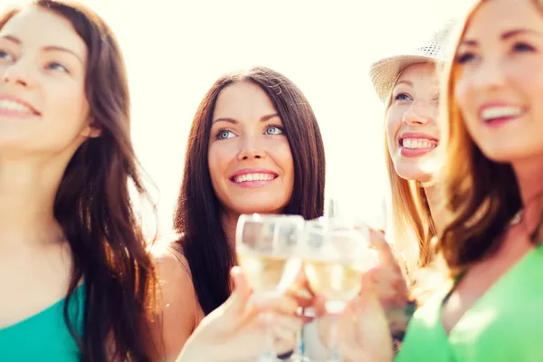 Şampanya bardağı kızlarla — Stok fotoğraf
